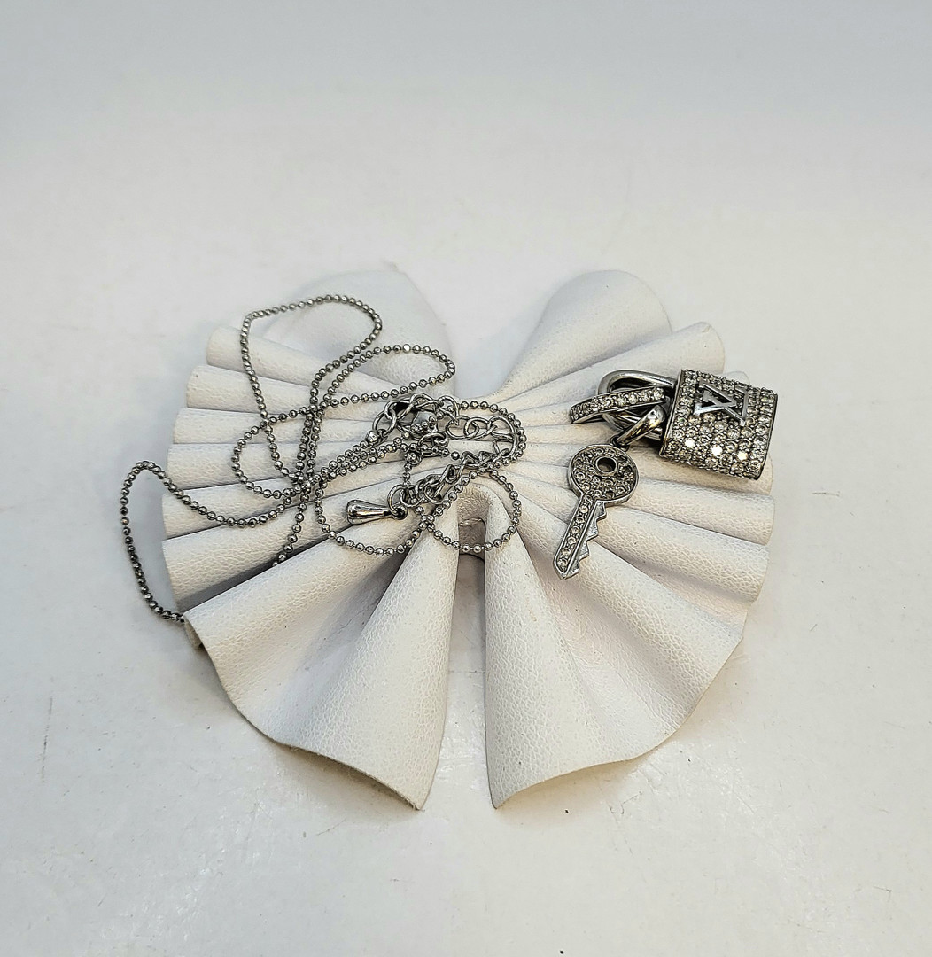 Ciondolo e collanina oro diamanti pietre metallo