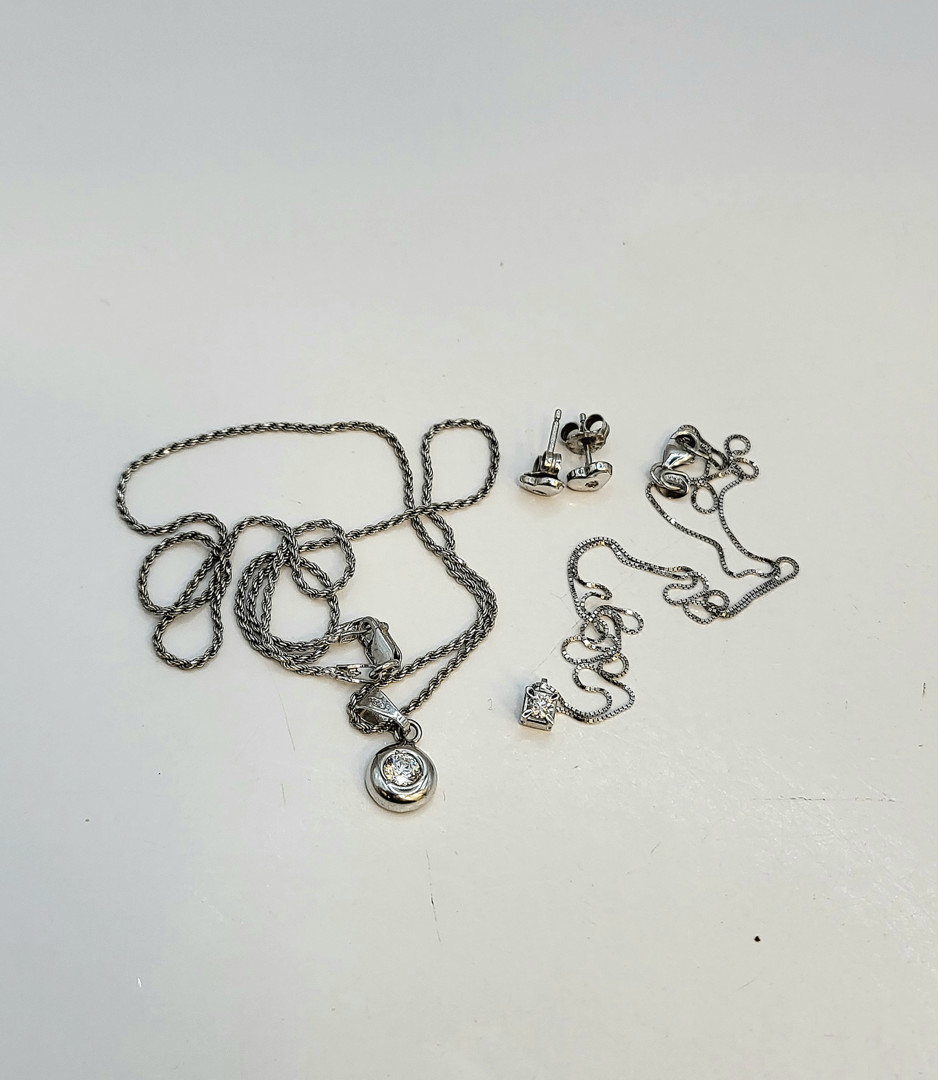 Vari oggetti in oro diamantini pietra