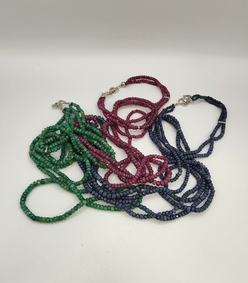 Tre collane intrecciate pietre oro