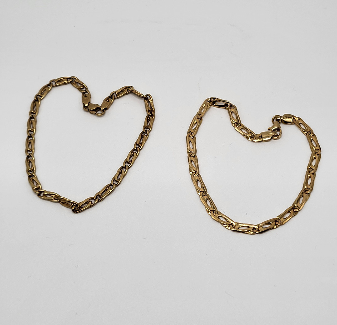 Un paio di bracciali oro