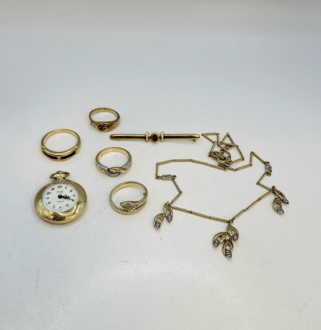 Vari oggetti oro pietre diamantini 