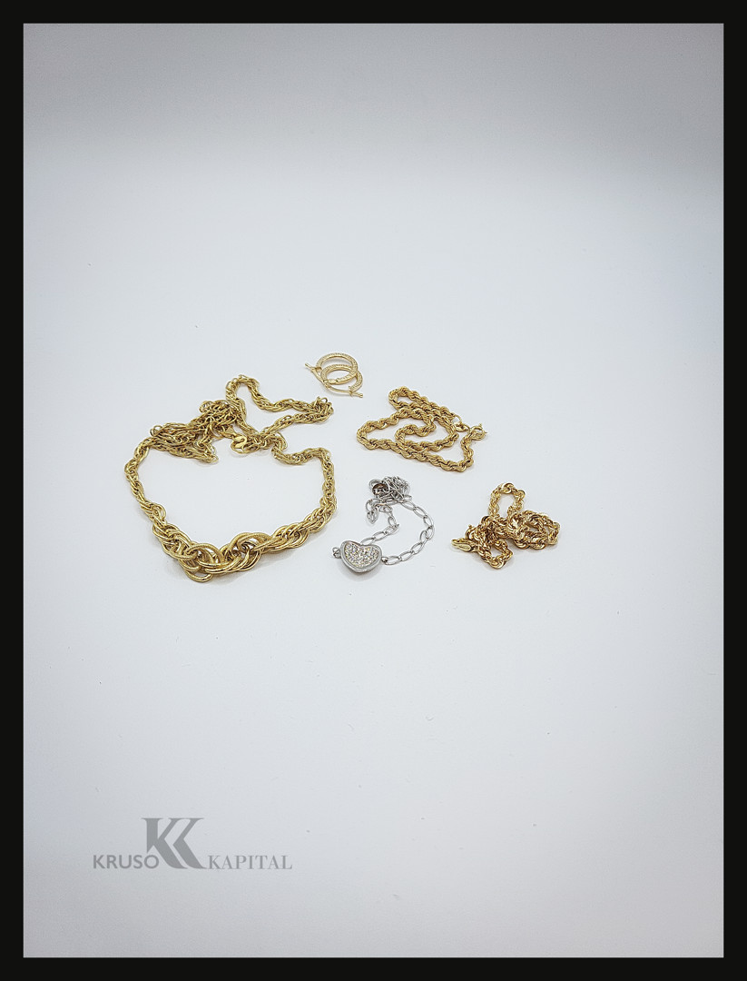 Tre bracciali due orecchini collana oro pietre