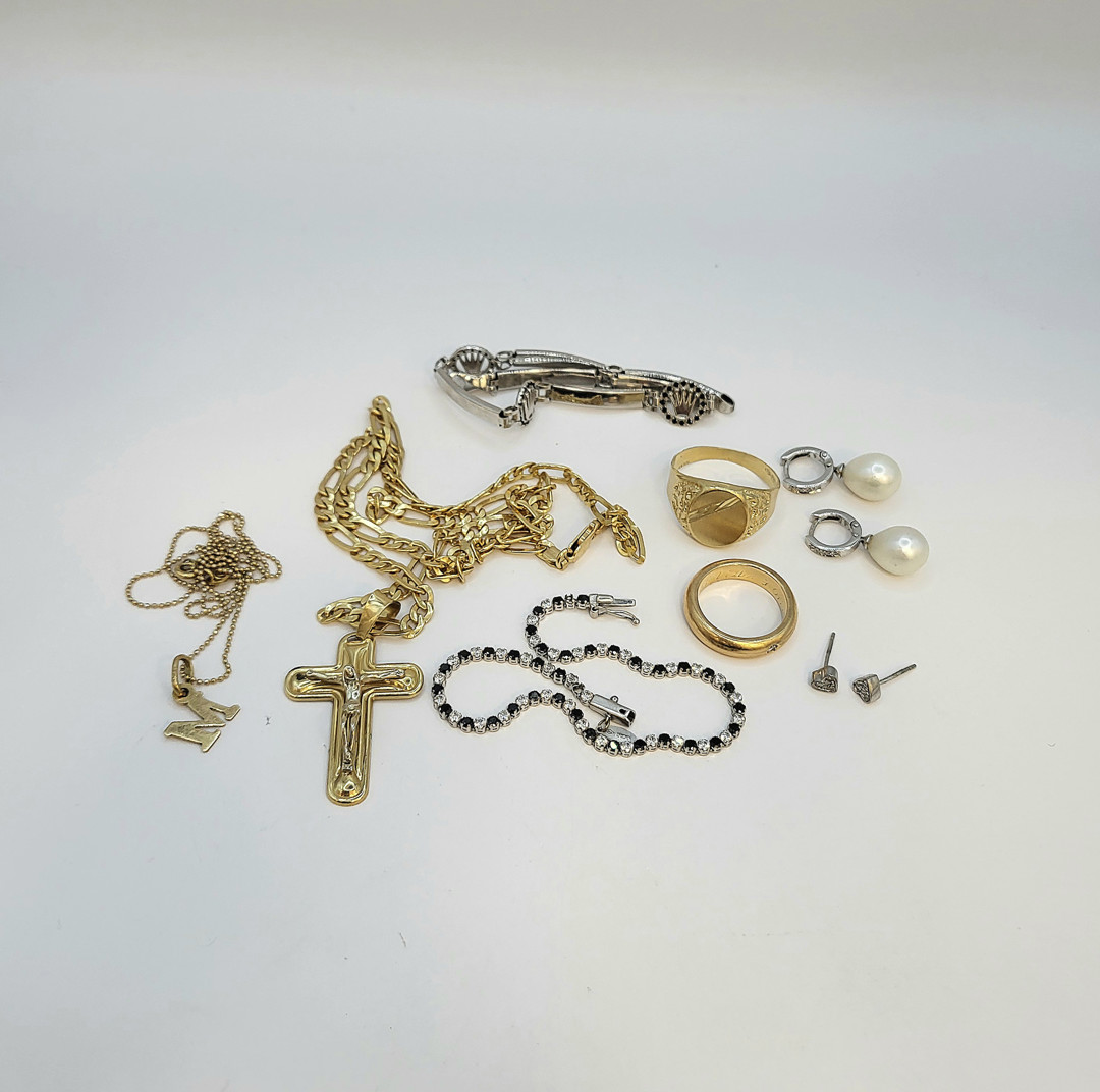 Vari oggetti in oro pietre perle 