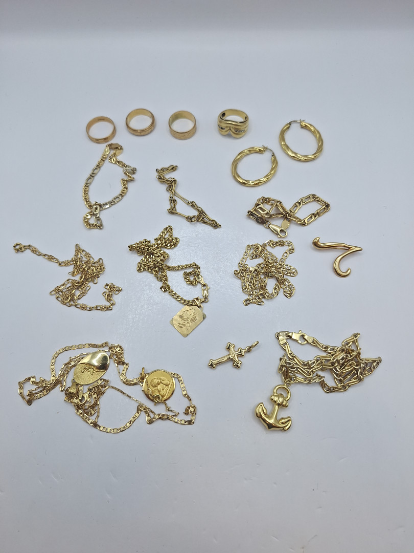 Vari oggetti in oro pietre