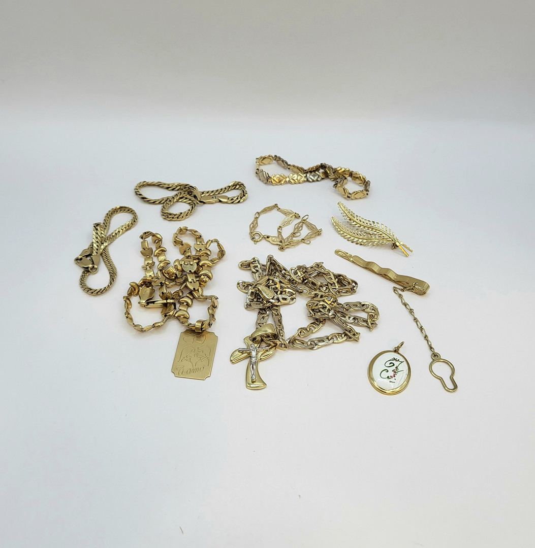 Vari oggetti oro pietra