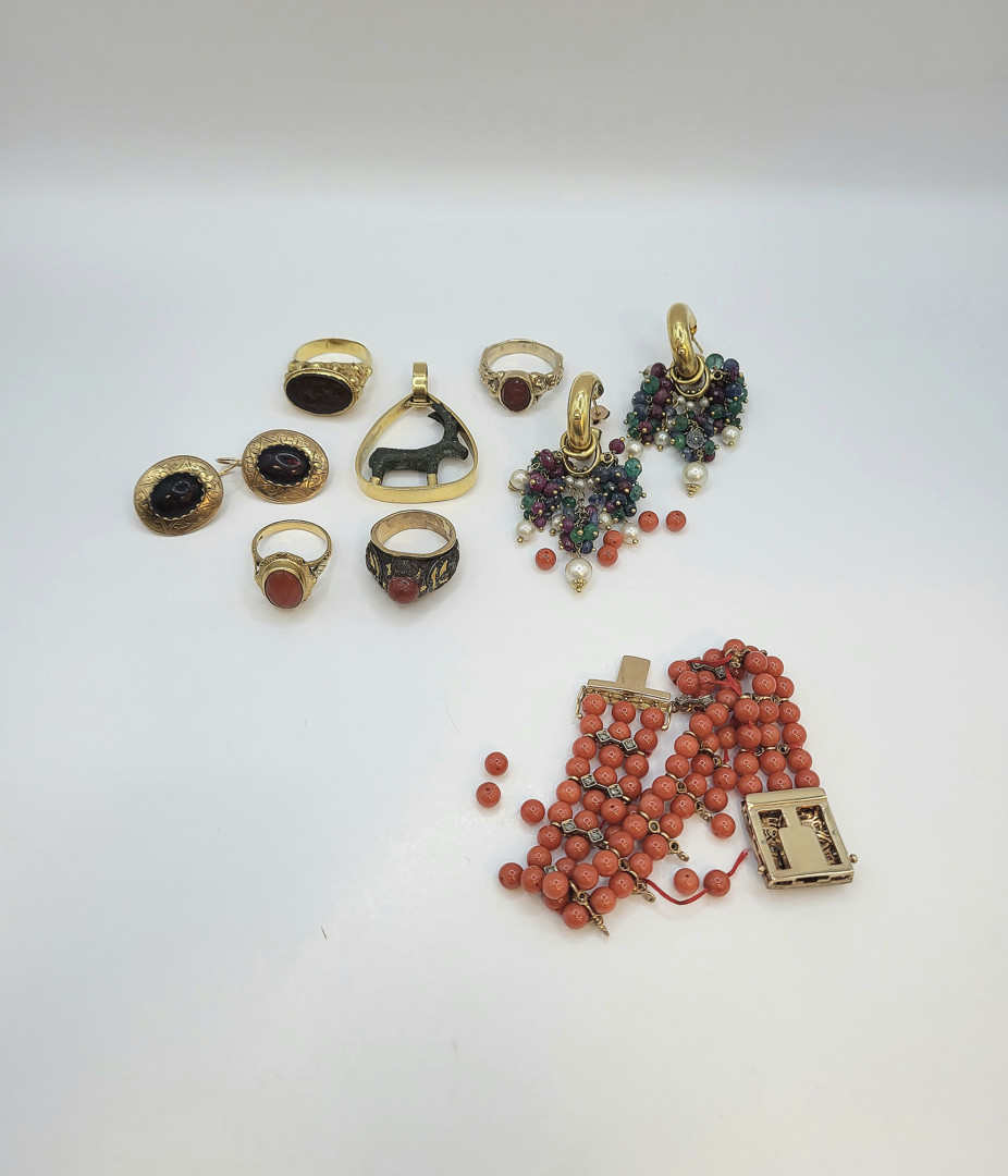 Vari oggetti in oro pietre perline coralli diamantini