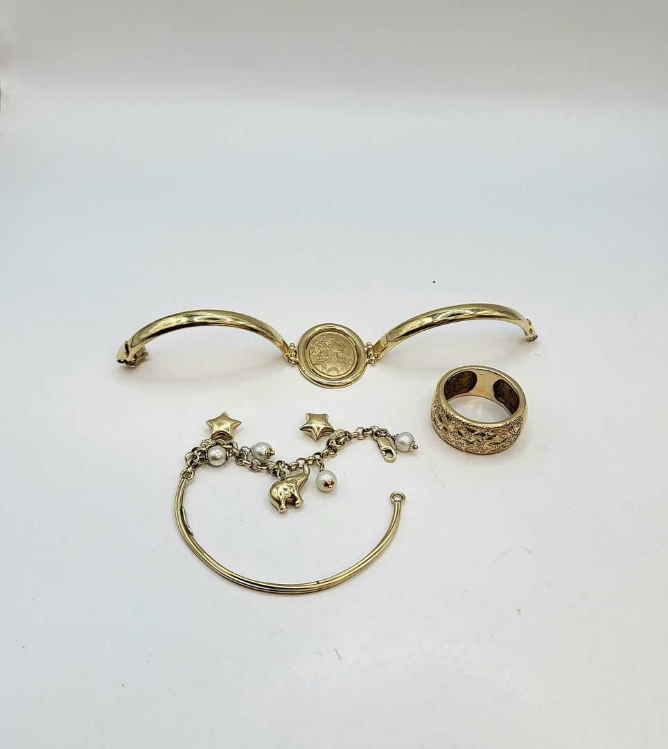 Anello e due bracciali oro perline