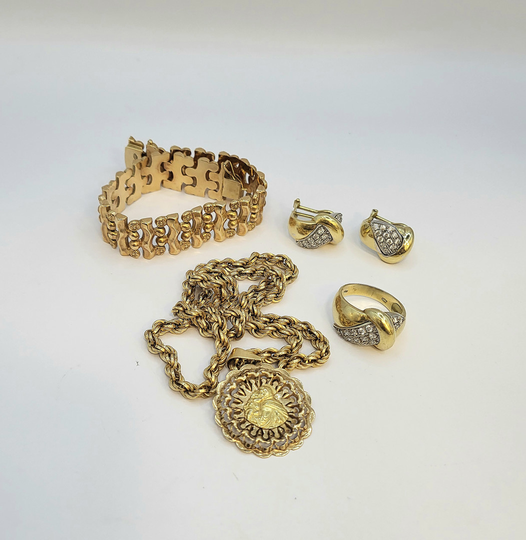 Vari oggetti in oro pietre 