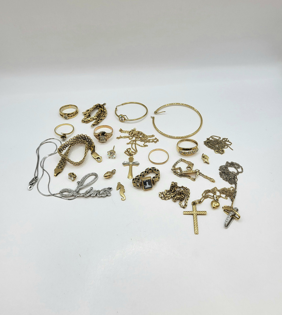 Vari oggetti in oro pietre diamanti