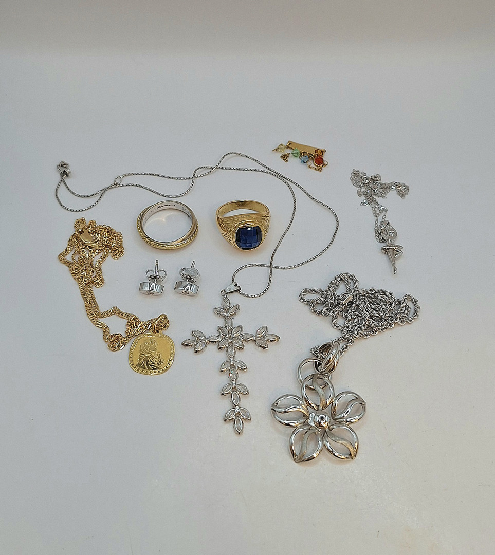 Vari oggetti in oro diamantini pietre 