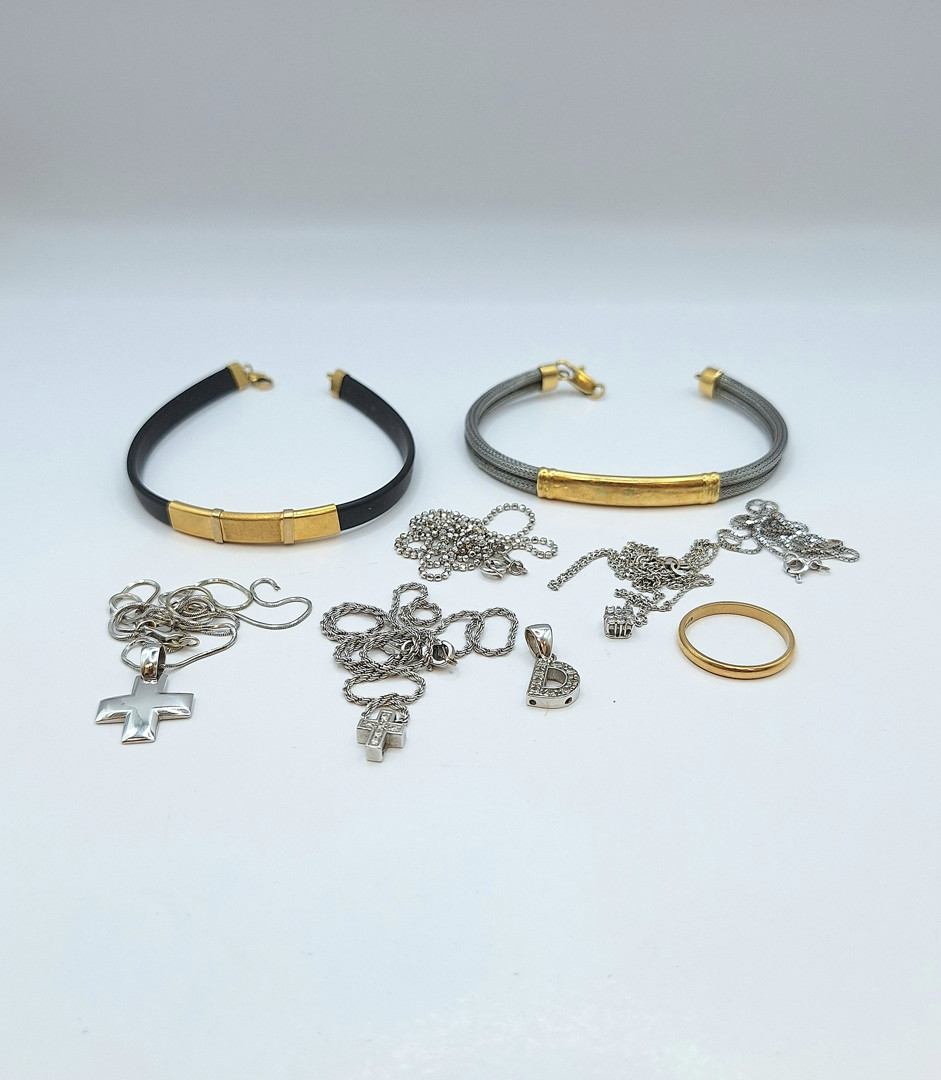 Vari oggetti in oro pietre diamantini acciaio caucciù