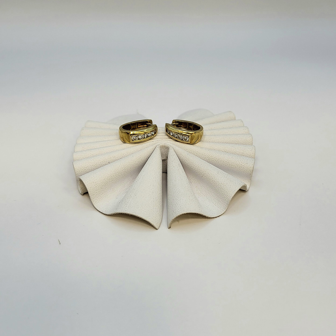 Paio orecchini oro diamantini