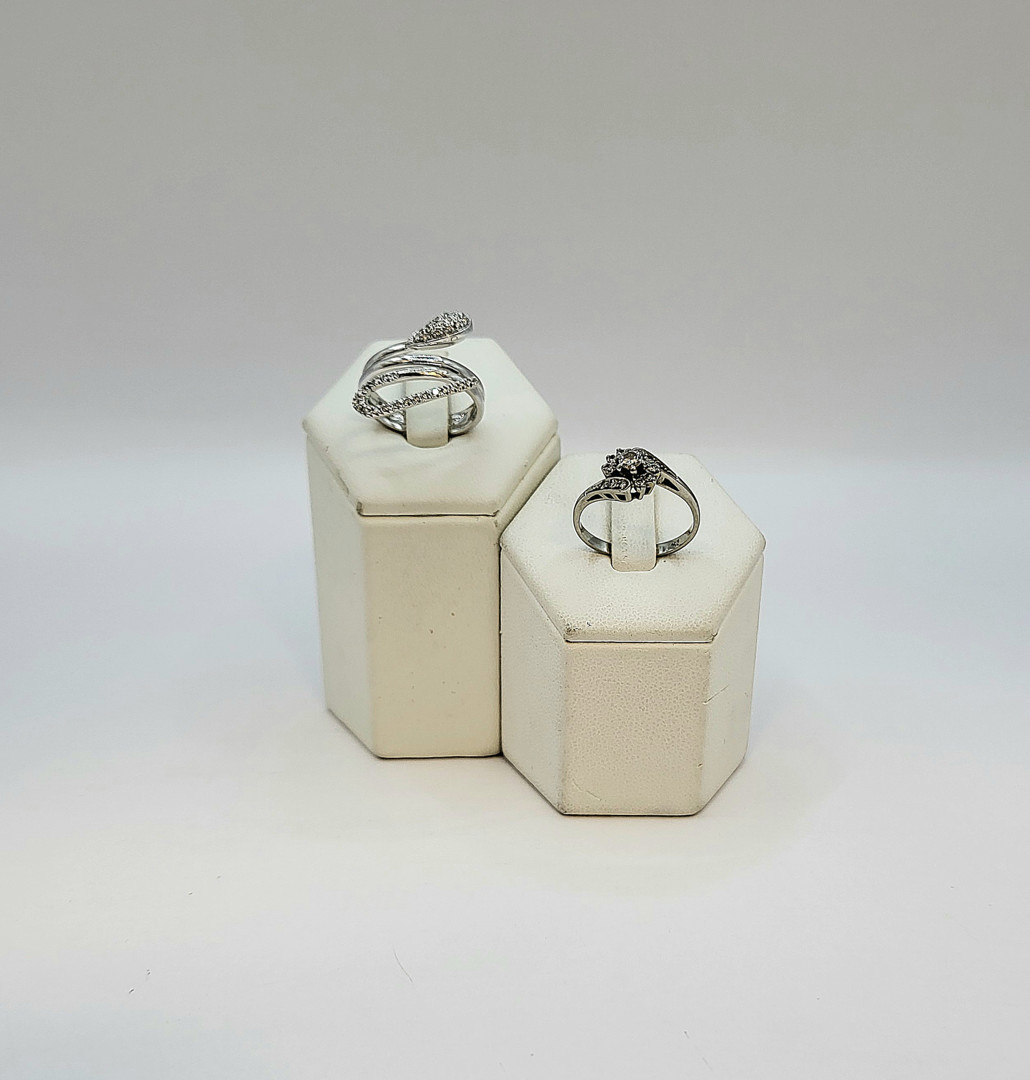 Due anelli oro diamantini 