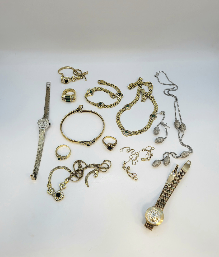 Vari oggetti oro pietre diamantini perle