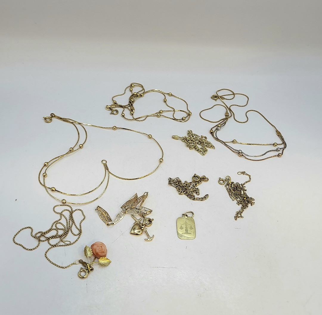 Vari oggetti oro pietre