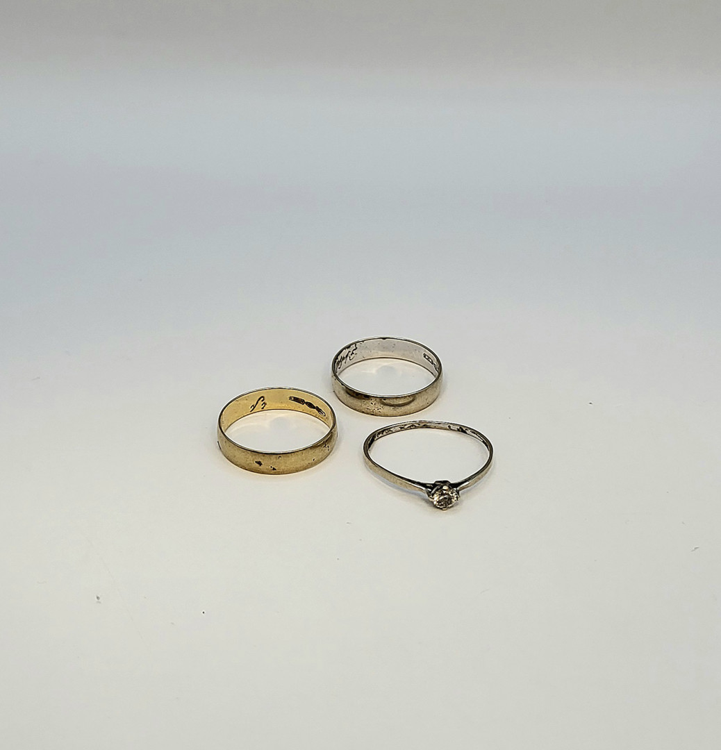 Tre anelli oro pietra