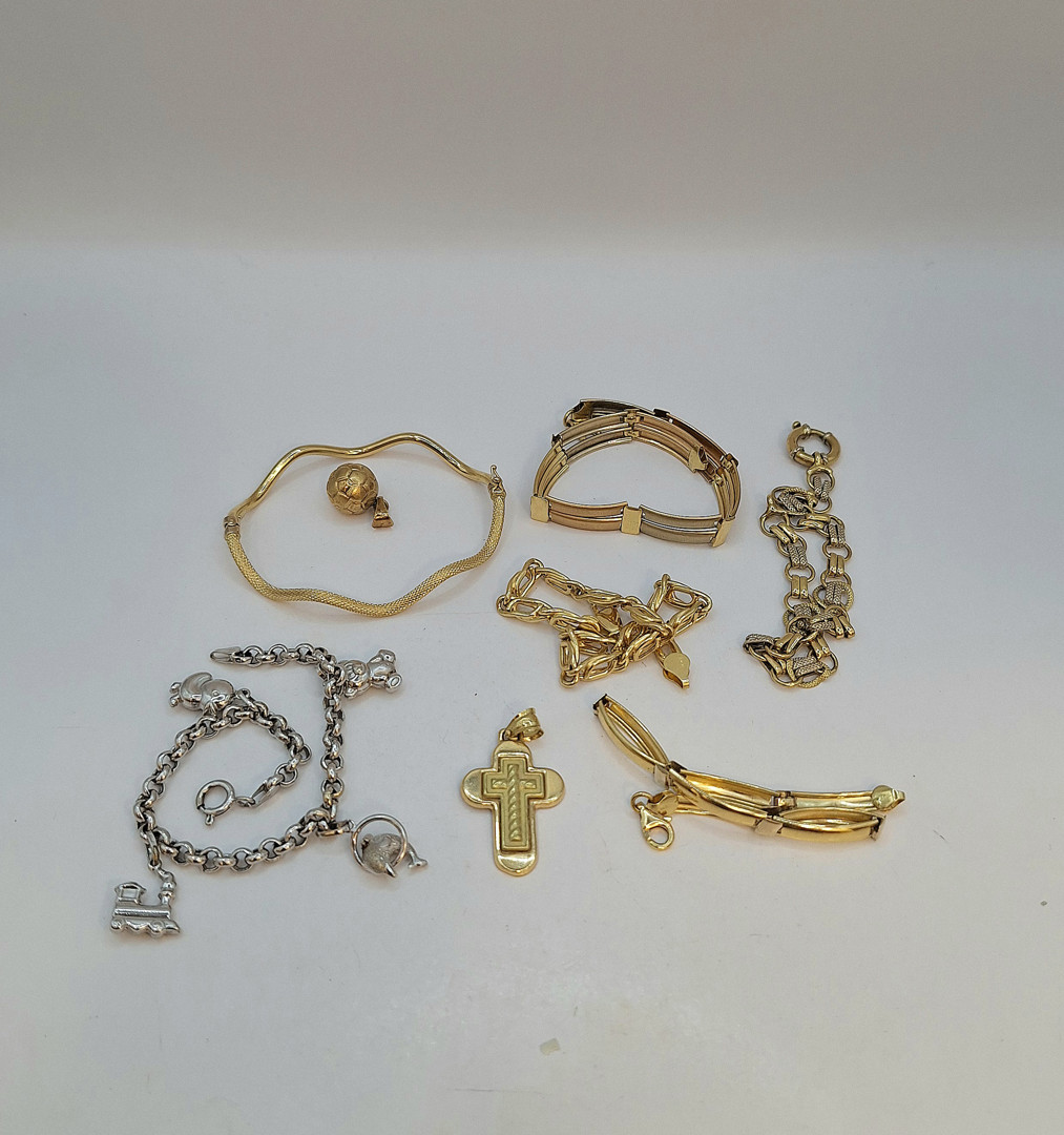 Sei bracciali e due ciondoli oro 