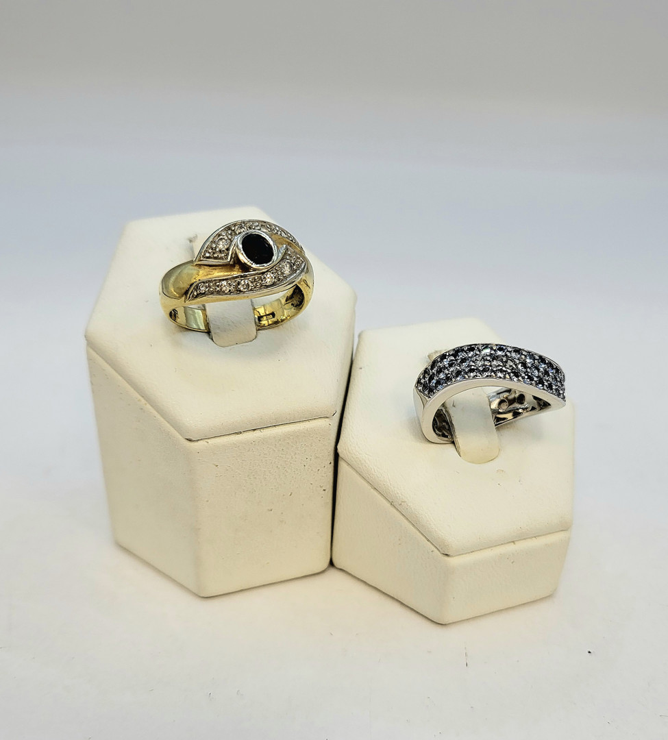 Due anelli oro diamanti pietre