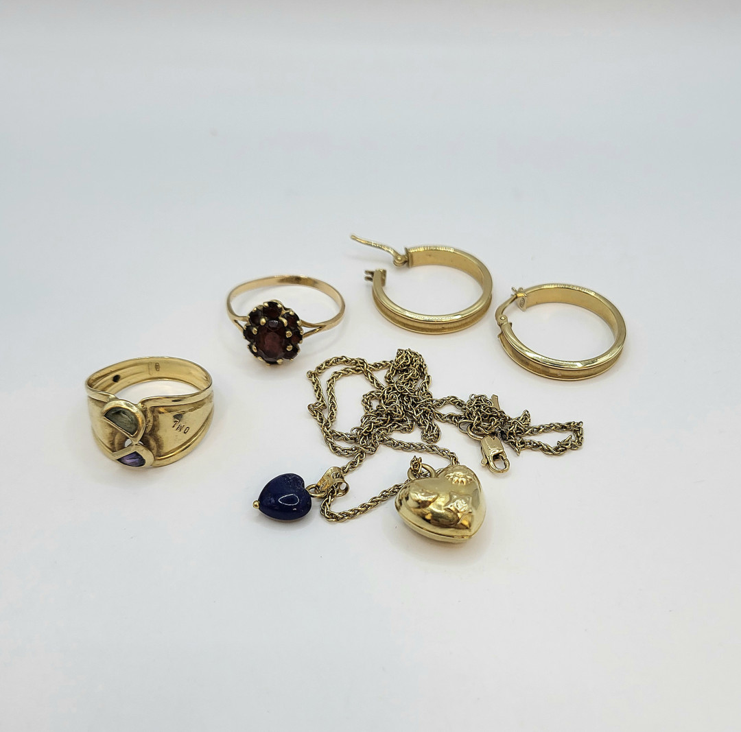 Vari oggetti oro pietre