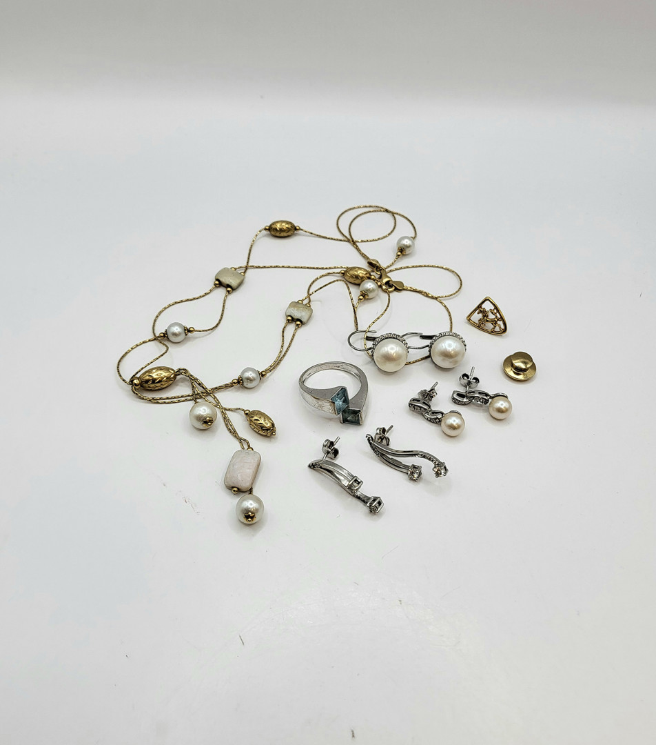 Vari oggetti in oro pietre perle 