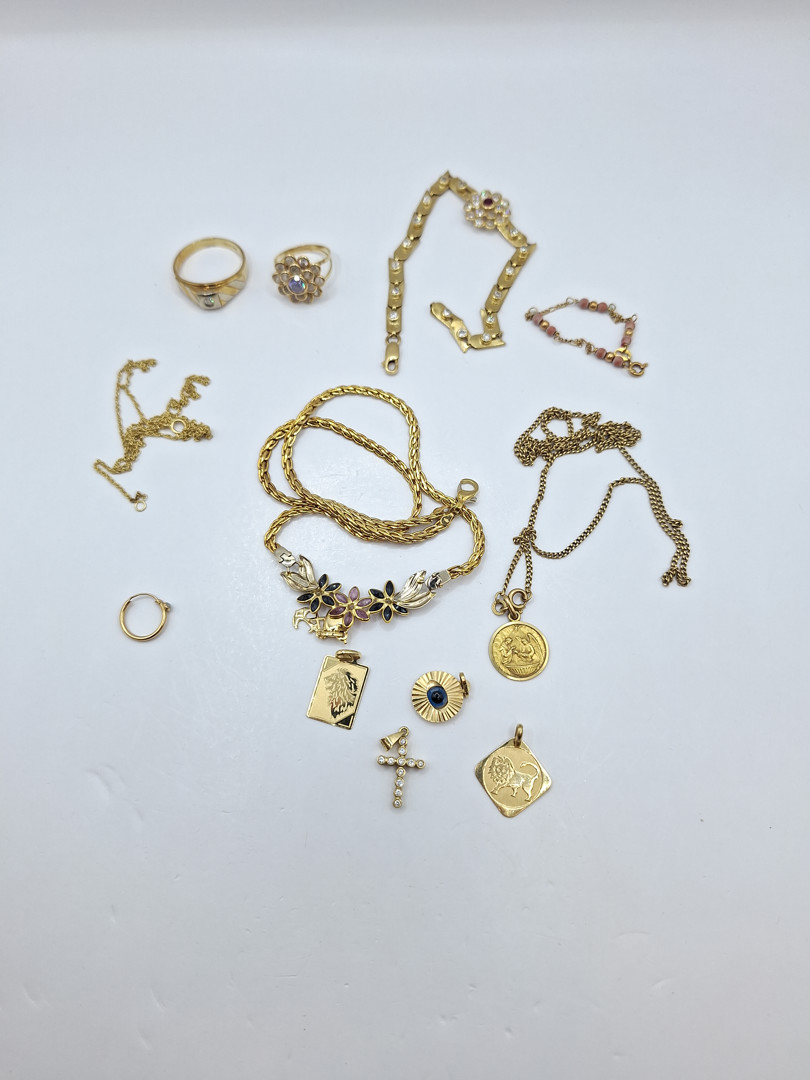 Vari oggetti oro corallo diamantini pietre
