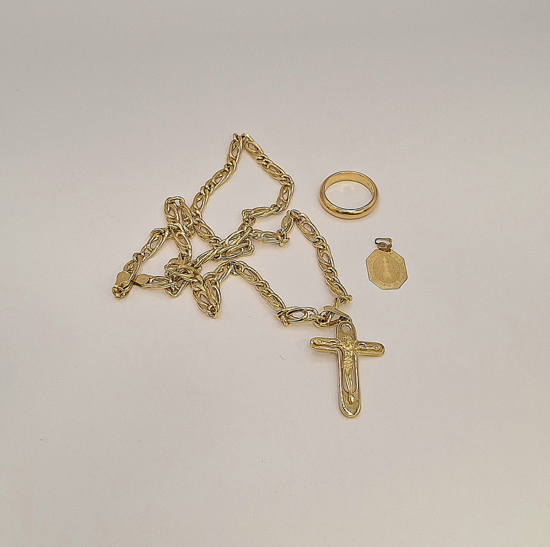 Anello collana e due ciondoli oro 