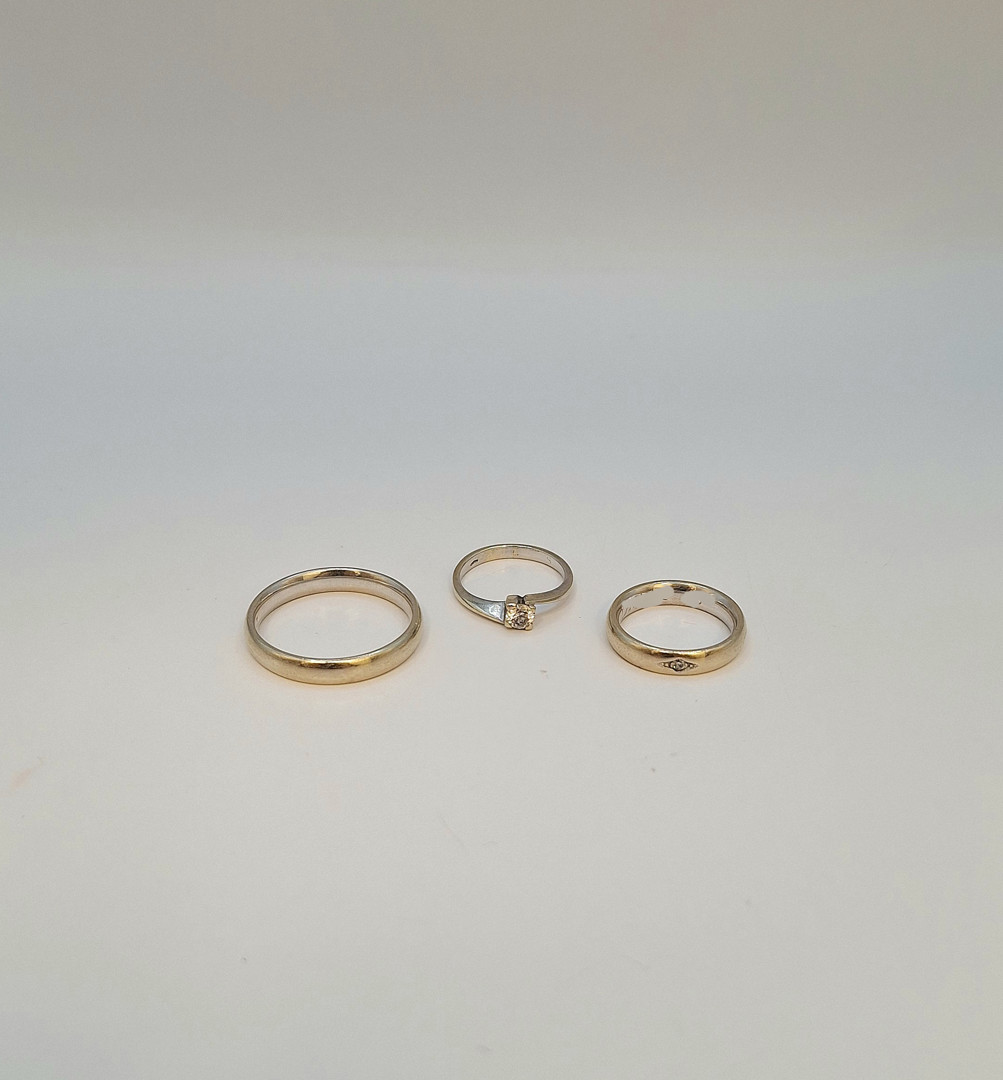 Tre anelli oro pietra diamantino