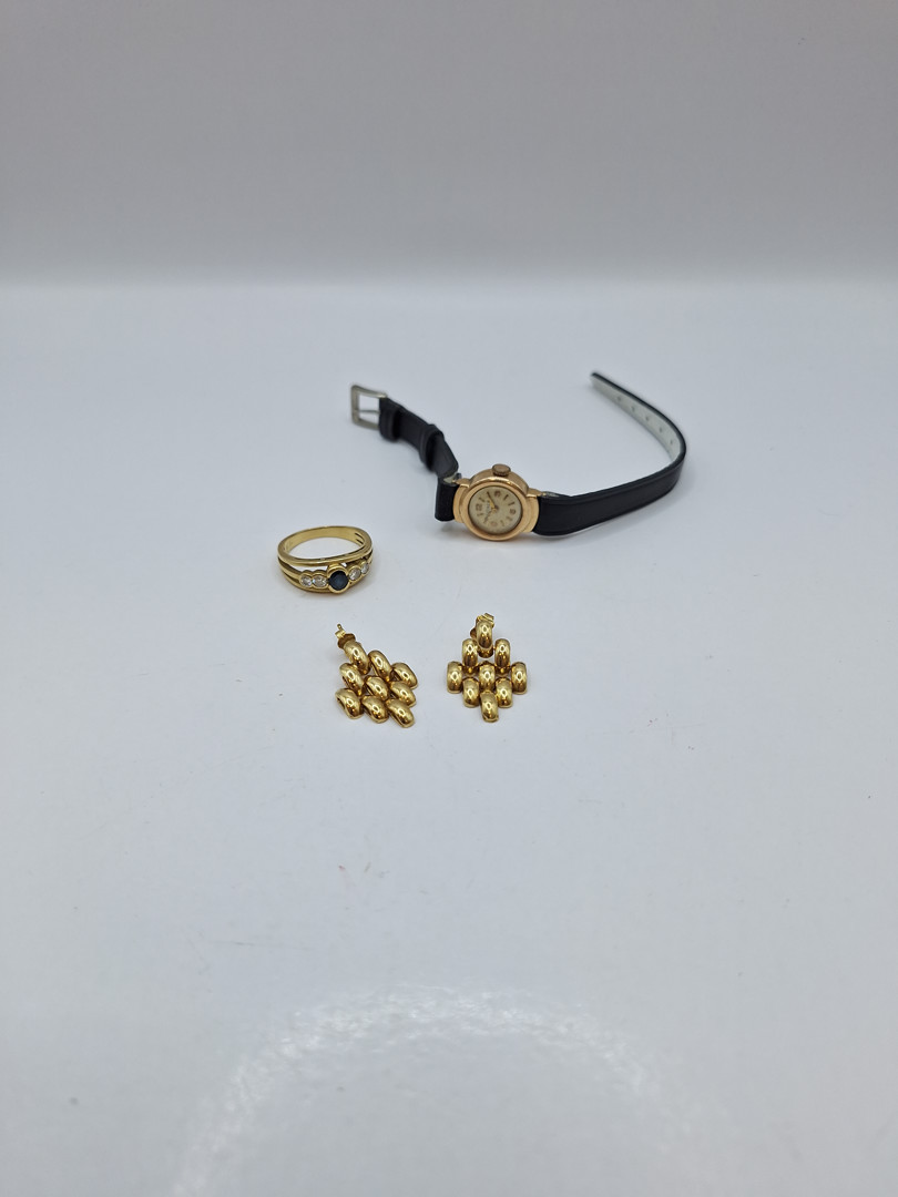 Vari oggetti in oro pietra diamanti