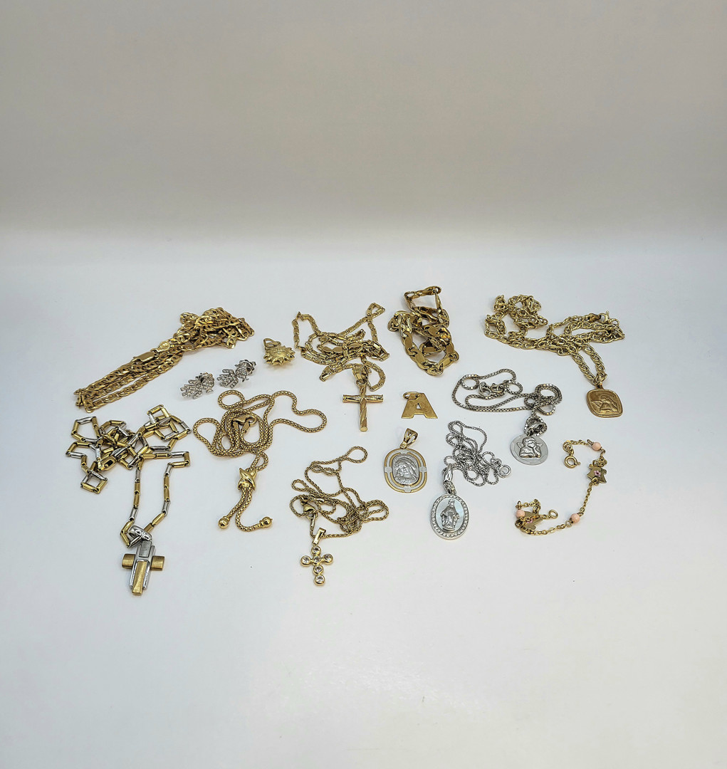 Vari oggetti oro pietre diamantini