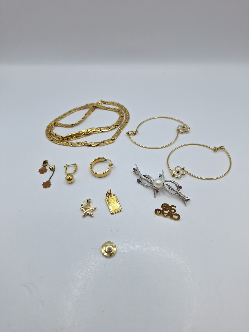 Vari oggetti in oro perla pietre metallo