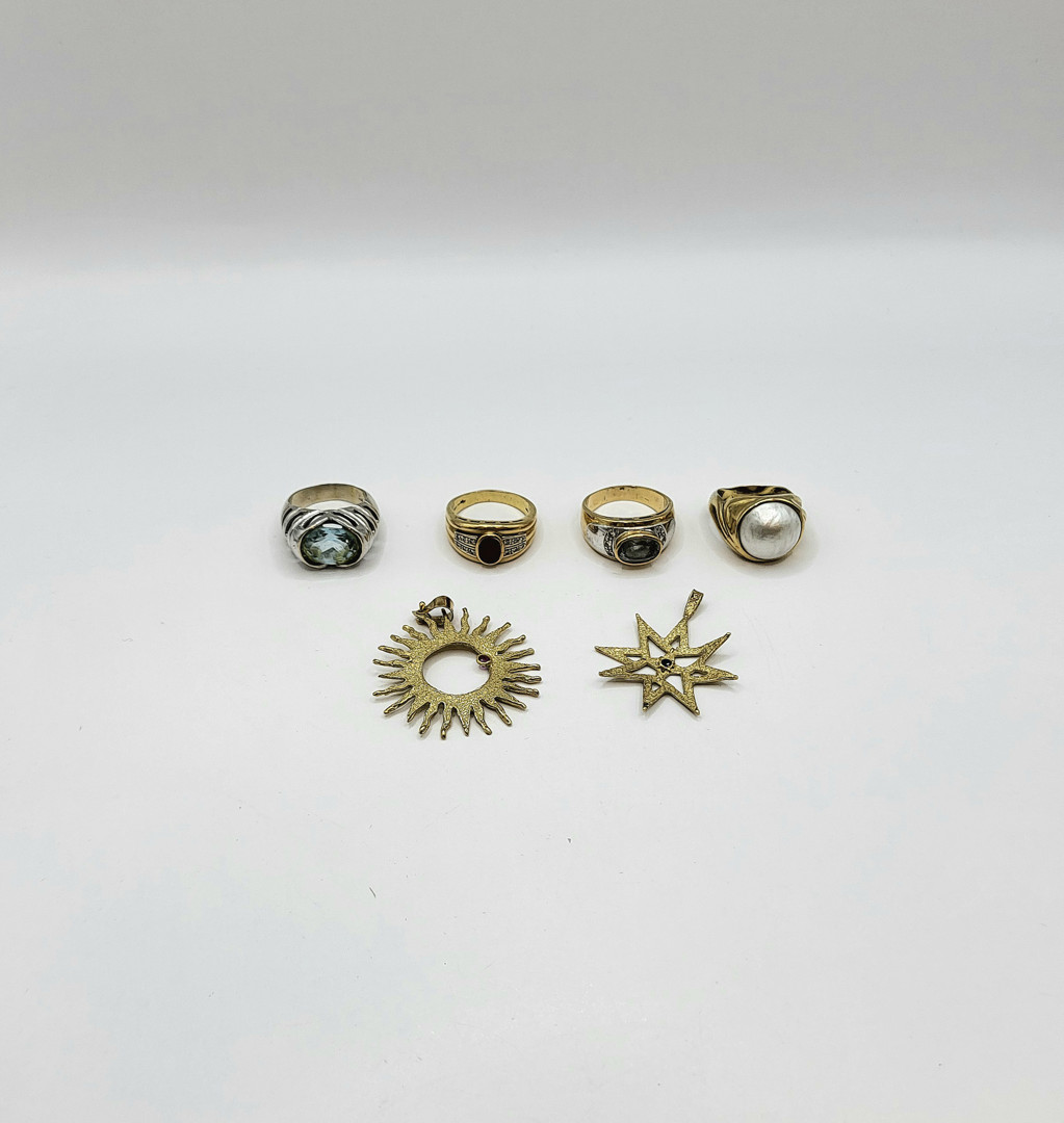 Vari oggetti oro perle pietre diamantini