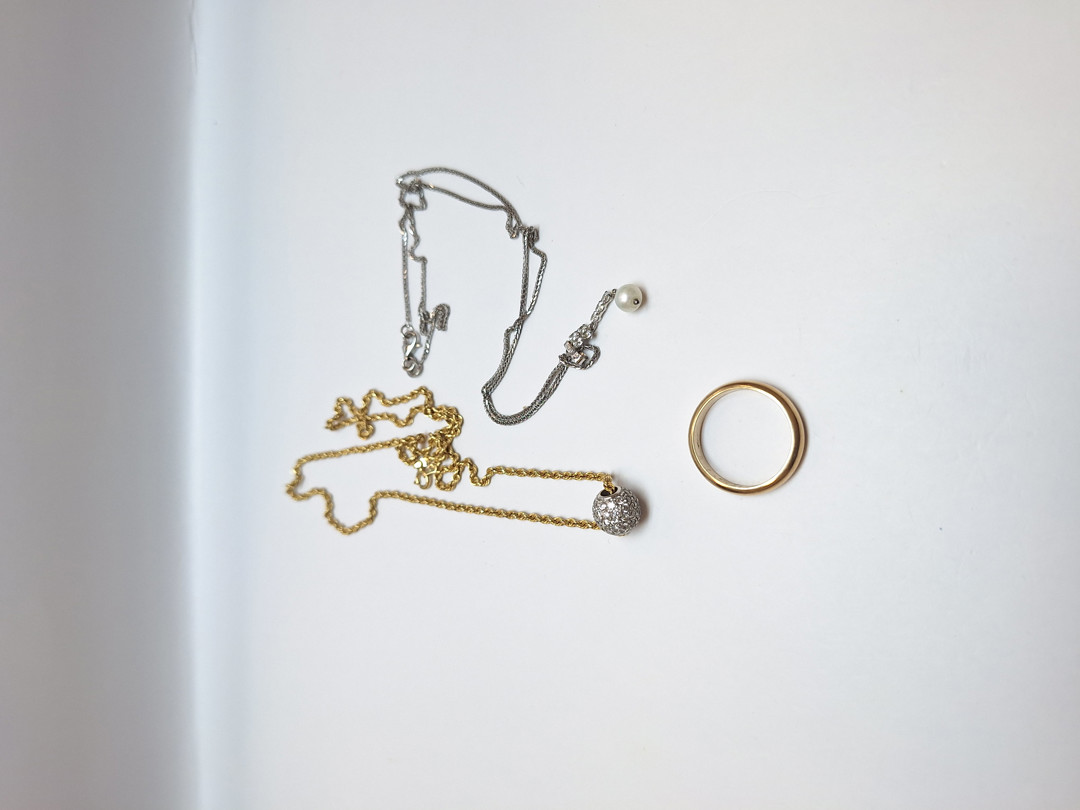 Vari oggetti oro pietre perla 