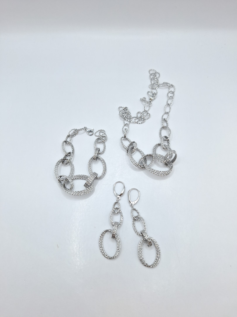 Un paio di orecchini bracciale e collana oro 