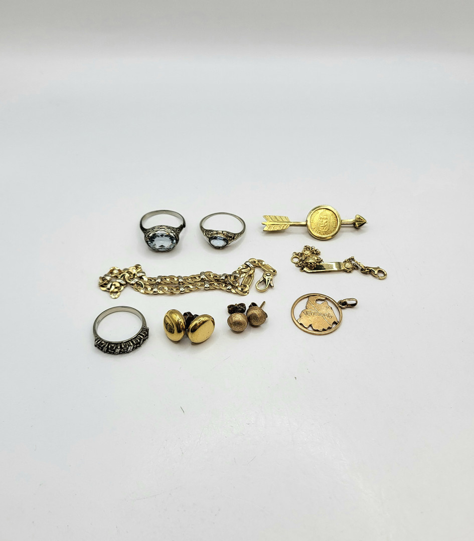 Vari oggetti oro diamanti pietre