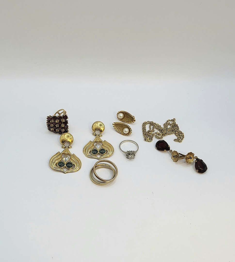 Vari oggetti in oro pietre perle diamantini