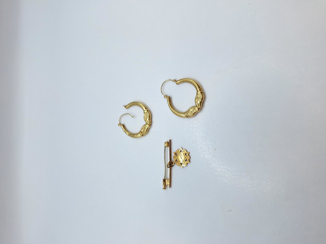 Spilla e un paio di orecchini oro 