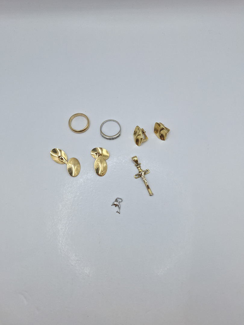 Vari oggetti in oro diamantini