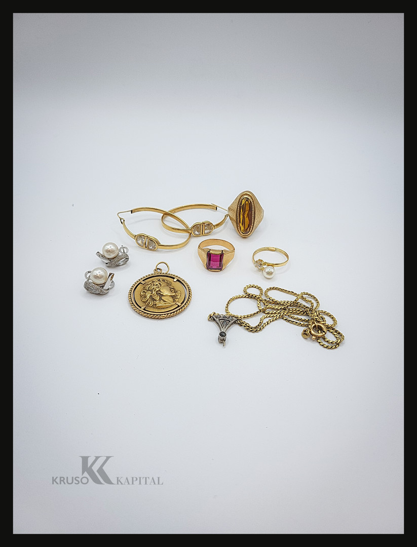 Vari oggetti in oro pietre diamantini