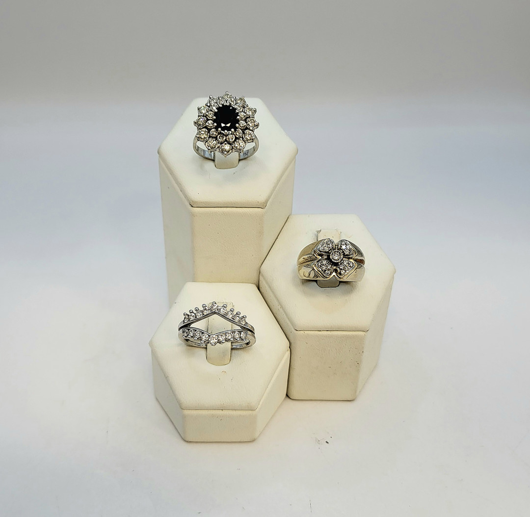 Tre anelli oro diamanti pietra