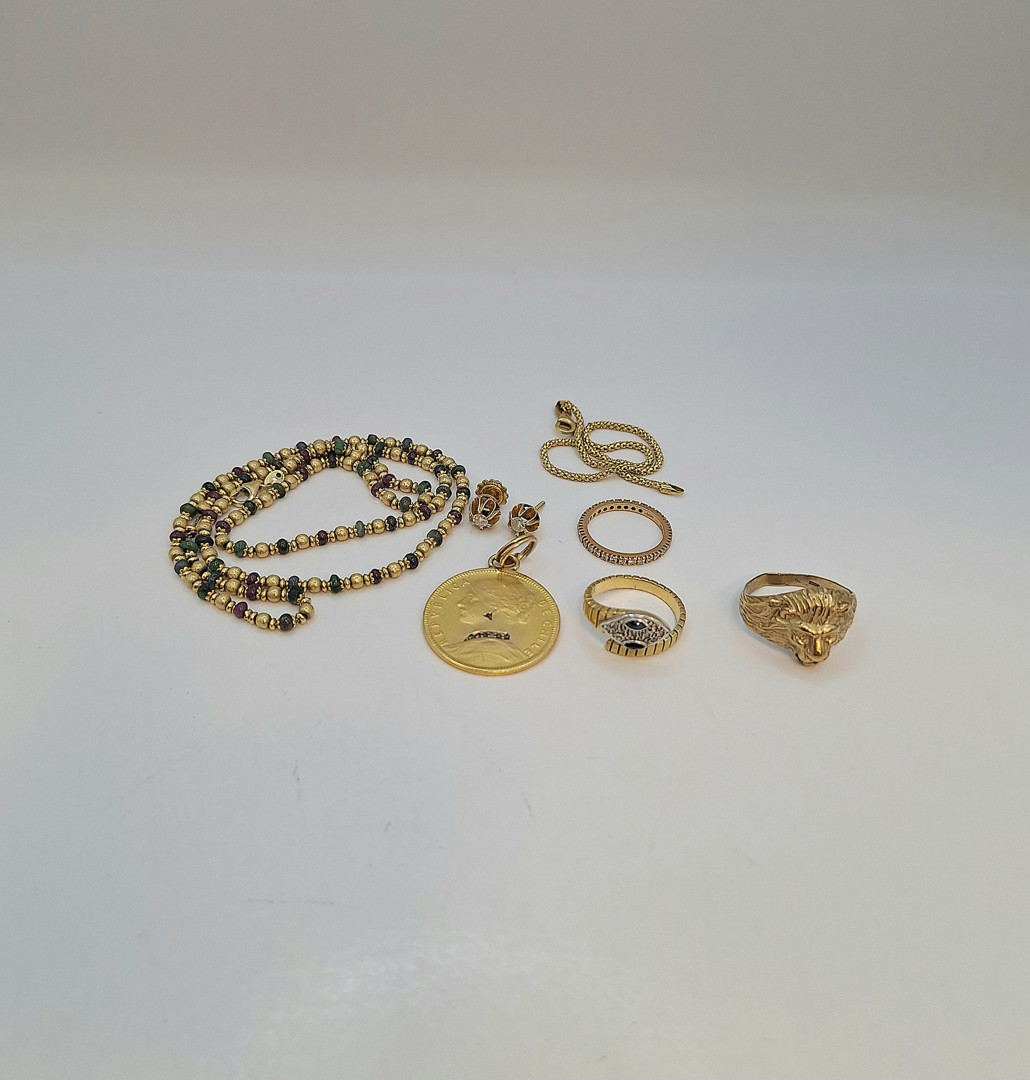 Vari oggetti oro pietre diamantini