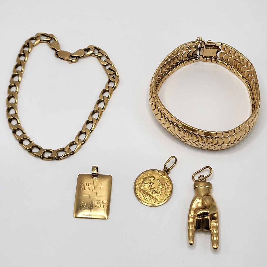 Due di bracciali tre ciondoli oro