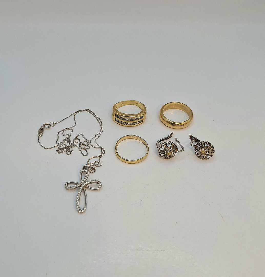 Vari oggetti in oro pietre