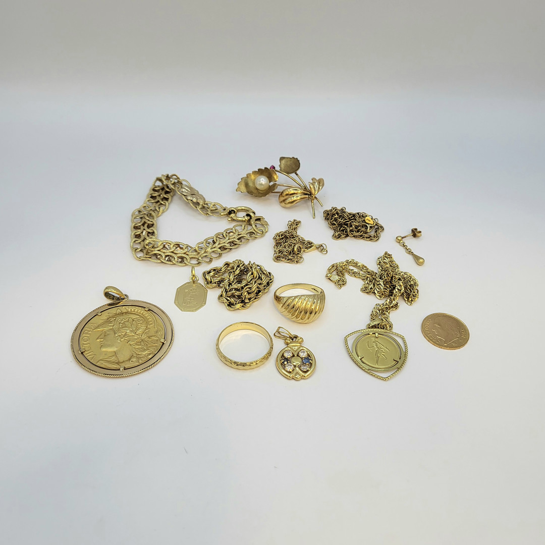 Vari oggetti in oro pietre perle 