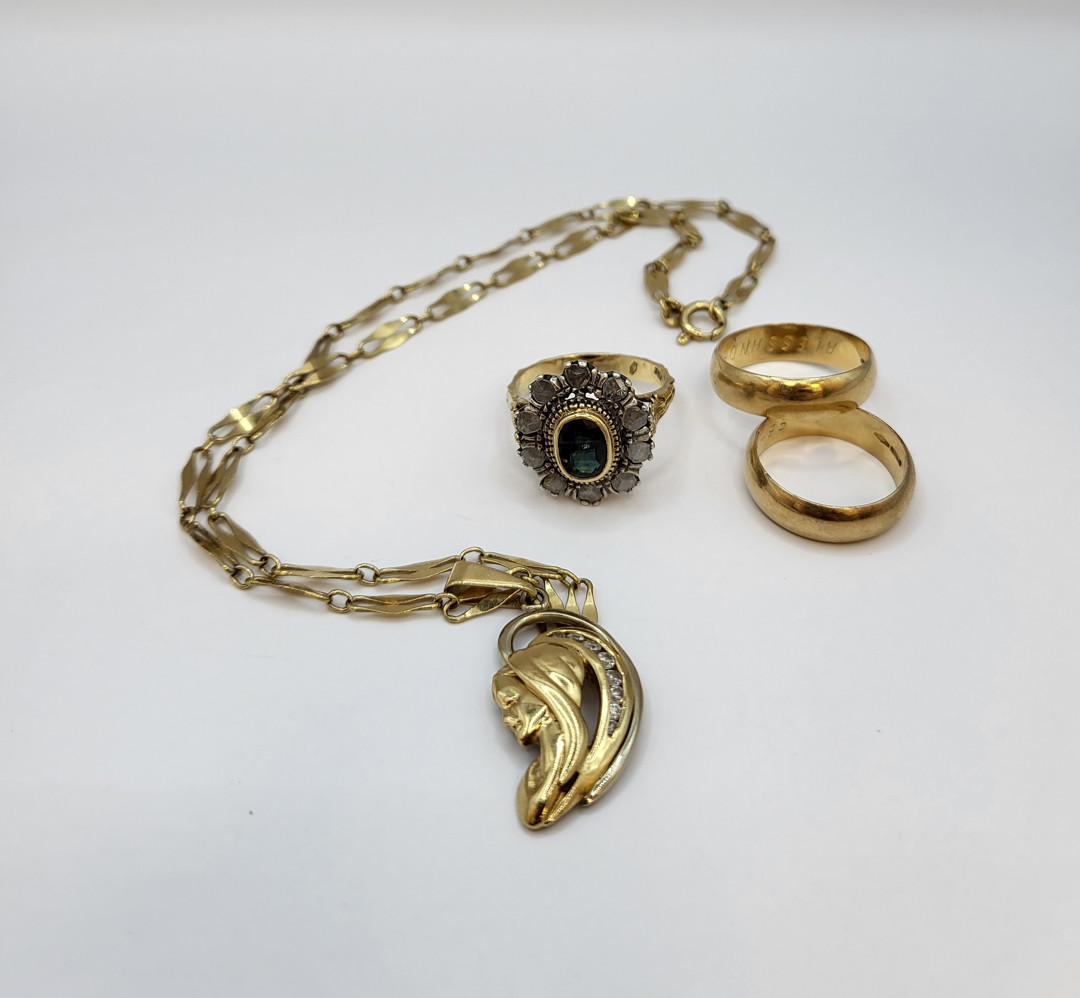 Vari oggetti oro argento pietre 