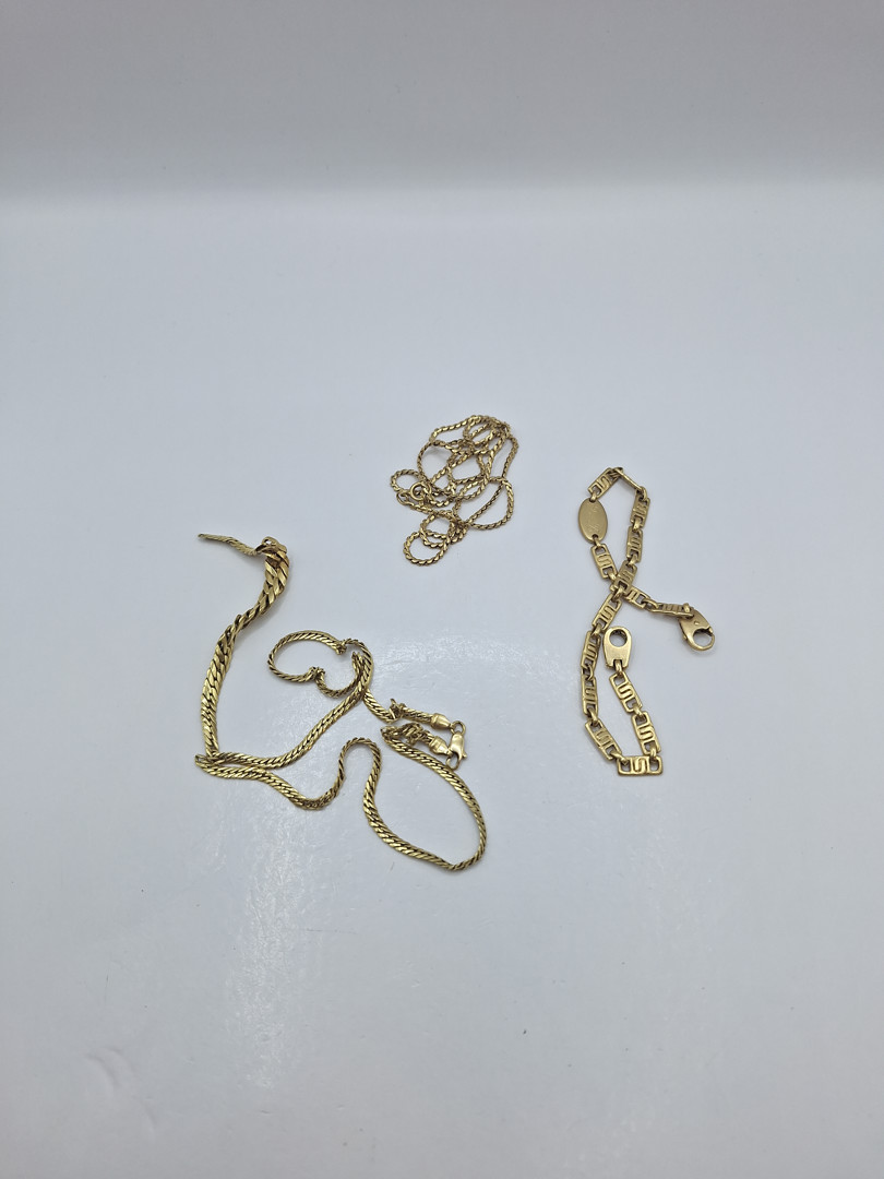 Bracciale e un paio di collane oro