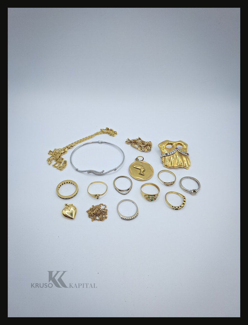 Vari oggetti oro diamanti pietre