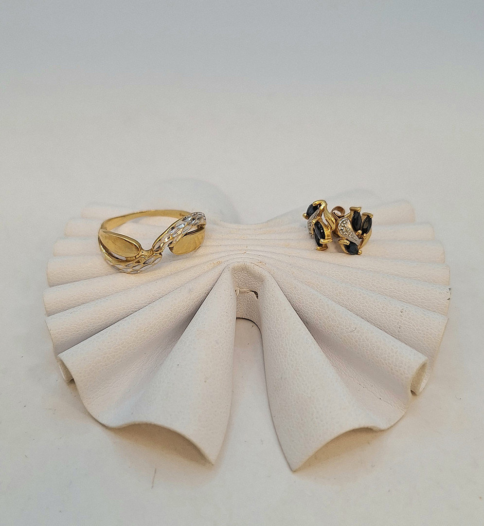 Paio orecchini e anello oro pietre
