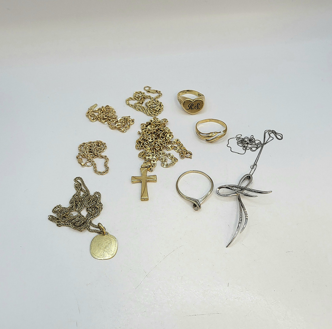 Vari oggetti oro pietre diamantino 