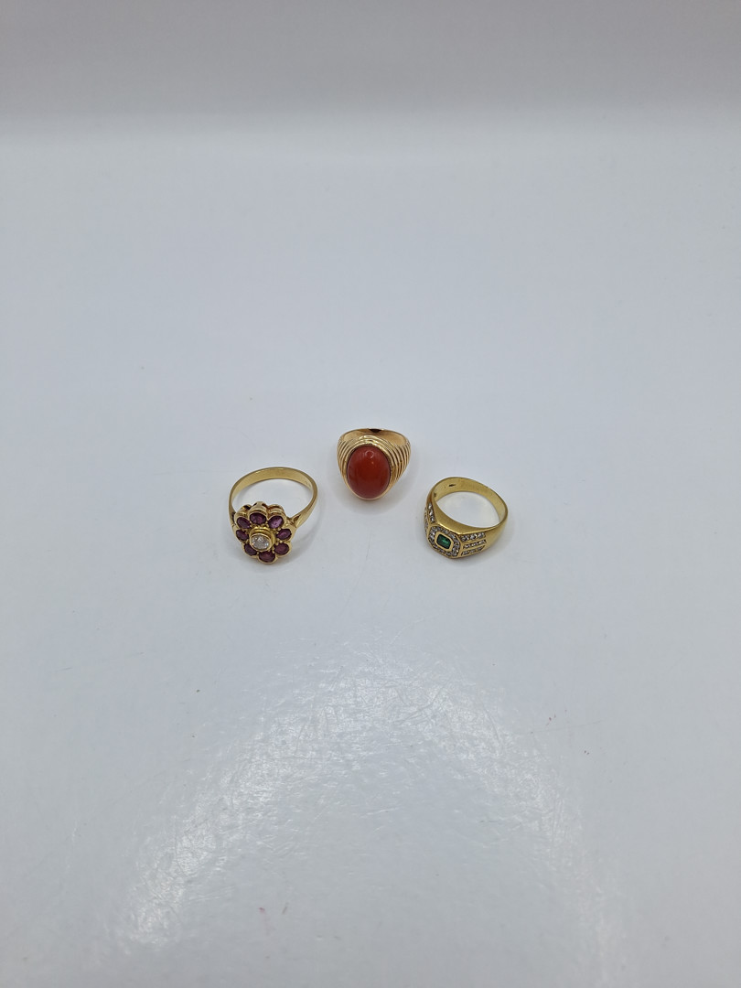 Tre anelli oro pietre corallo diamantini
