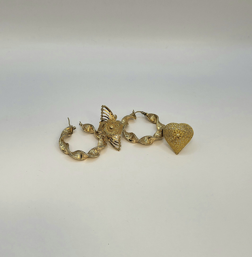 Paio orecchini e due anelli oro 